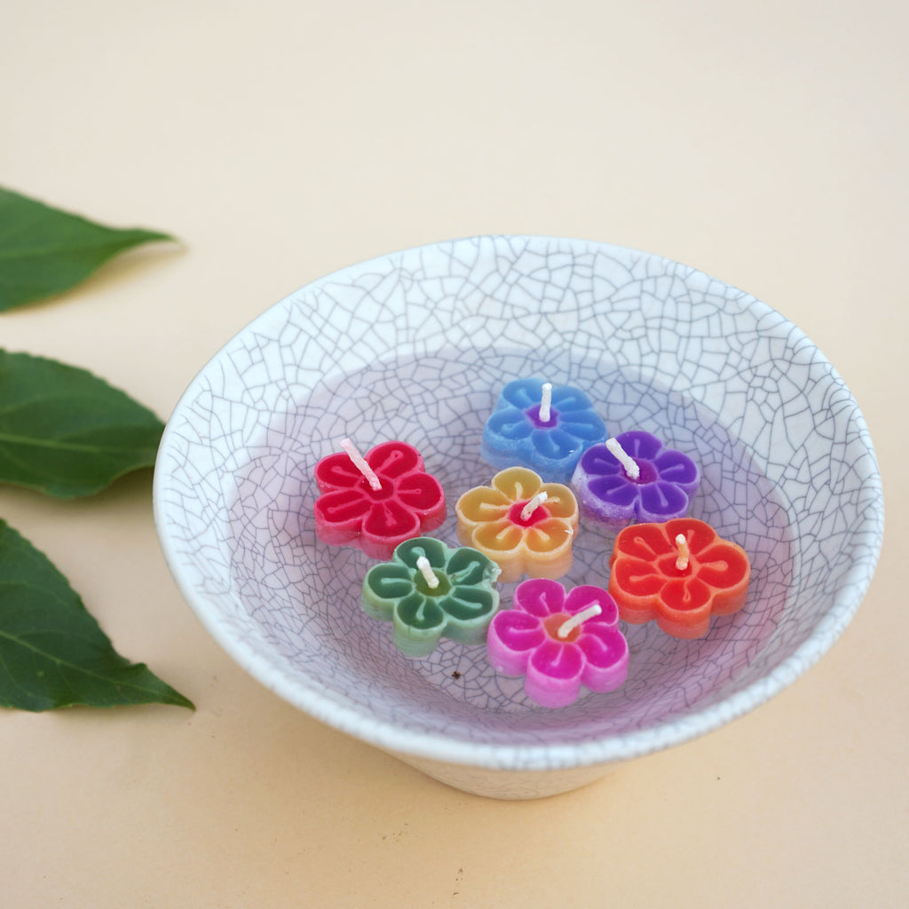 These assorted handmade flower scented floating candles are sweet like candies. Scented with floral fragrance. Approximately 14 flower candles in a lovely gift box. A sweet, colourful and fun gift idea.