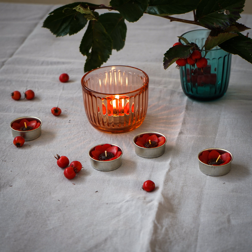 Diving into an autumn mood with Red poppy. Red poppies represent fun, quirkiness and creativity. Giving the red poppy tea light set to those friends would make them proud.  