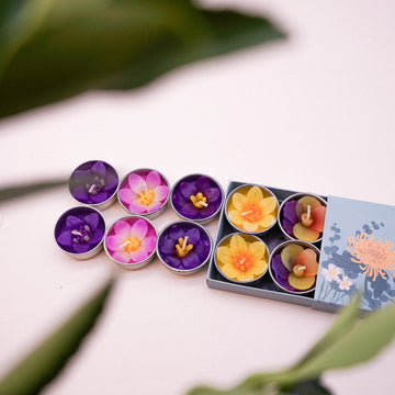 10 Assorted garden flower scented tealights in purple shade with a dash of yellow.  Scented with Neroli essential oil a sweet, honeyed and relaxing. The flower tealights can be used with any standard tea light holders. A wonderful gift for her who likes violet flowers.