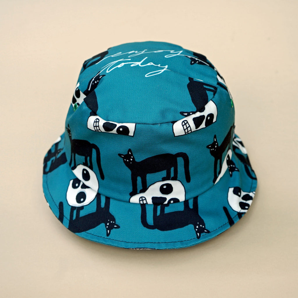 Cool black cat bucket hat in teal. Made of cotton canvas. A must have summer essentails